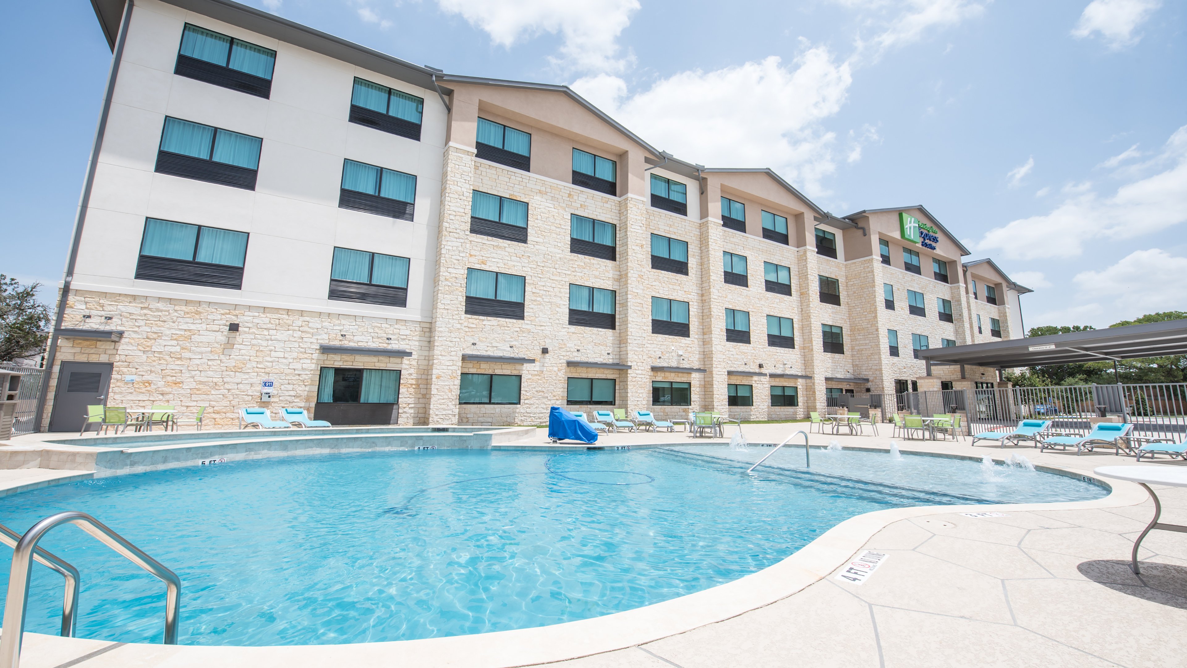 Holiday Inn Express & Suites Dripping Springs - Austin Area 4/50