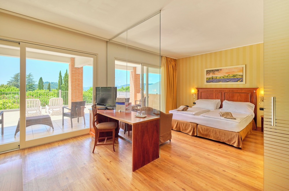 2 BEDROOMS, FAMILY SUITE, HILL VIEW