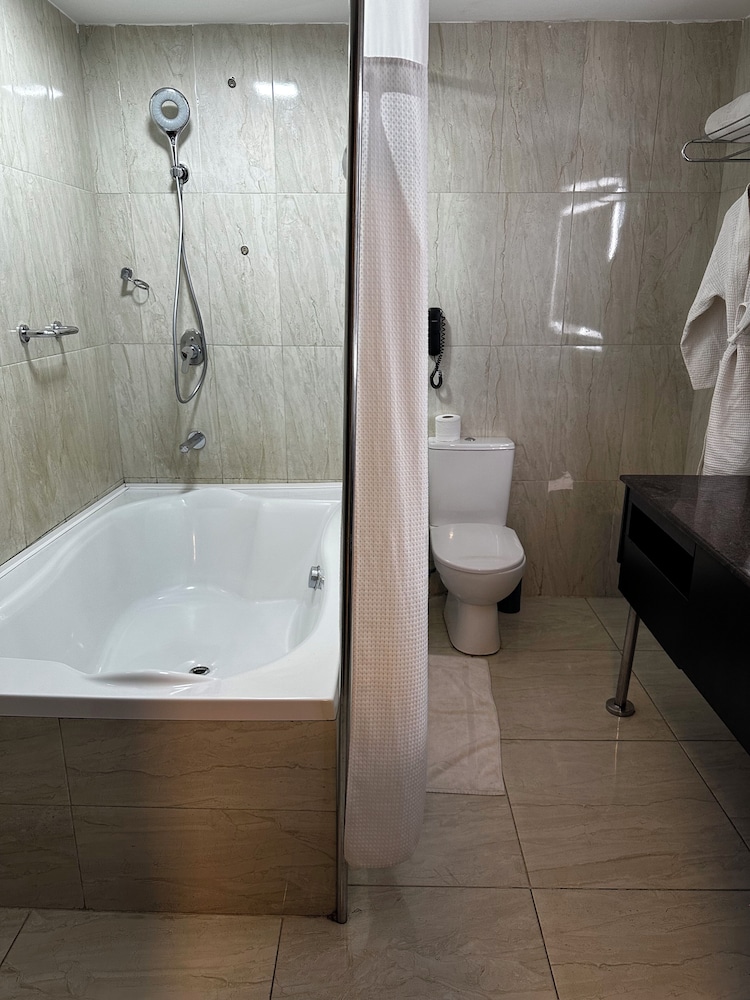 جناح بريميوم بسرير كينج مع أريكة، Rollace Hotel 4/5