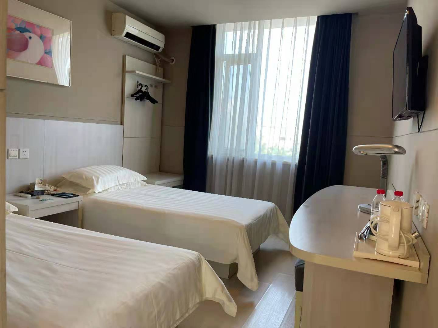 غرفة قياسية بسريرين منفصلين