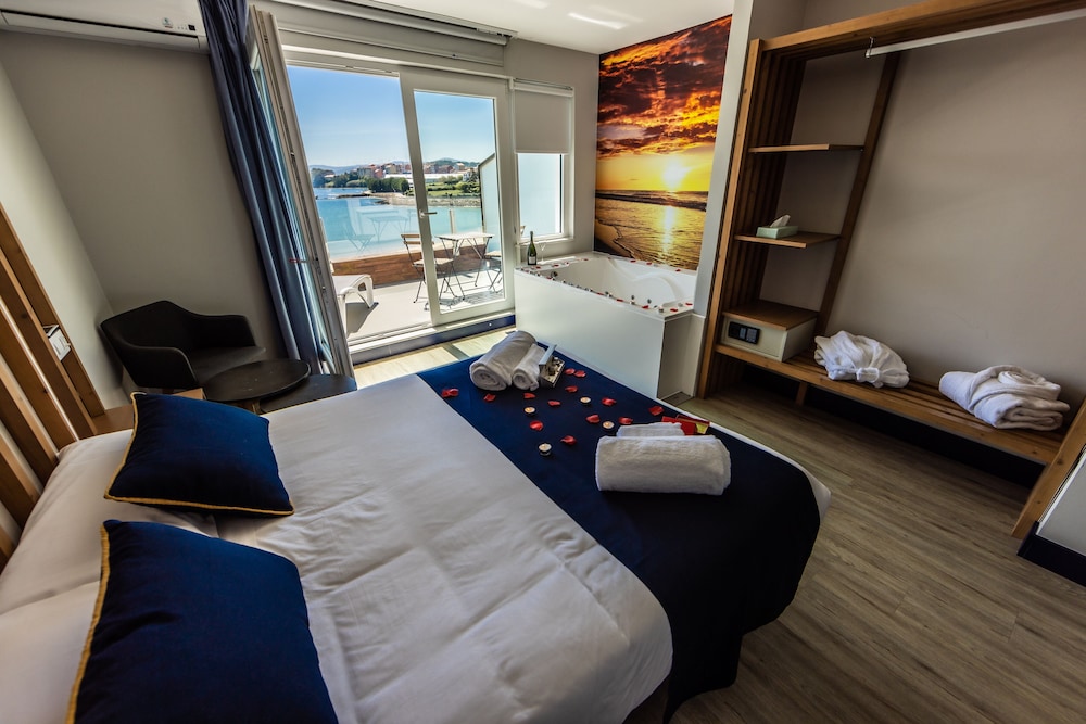 Hotel Playa De Camariñas 12/65