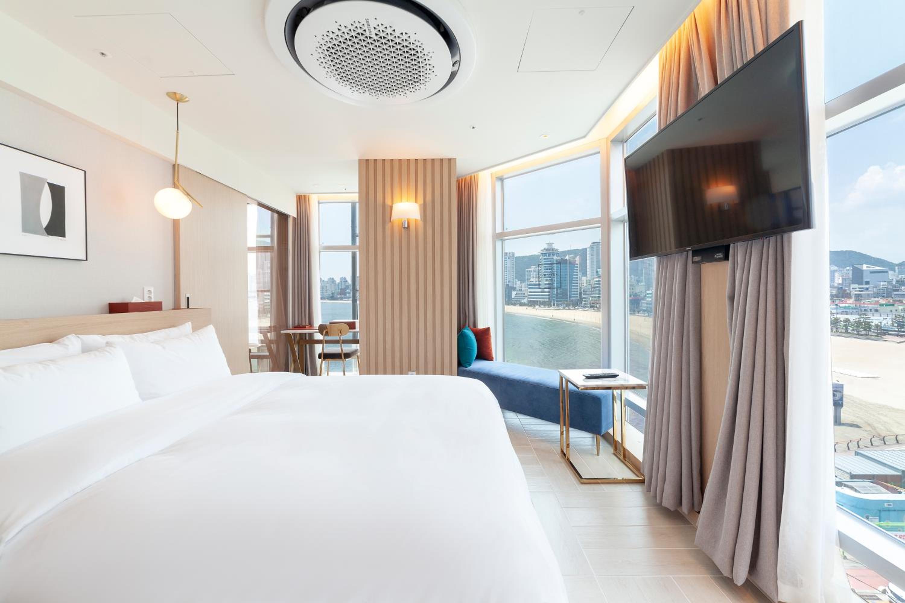 Royal, Ocean, Suite, Queen Bed