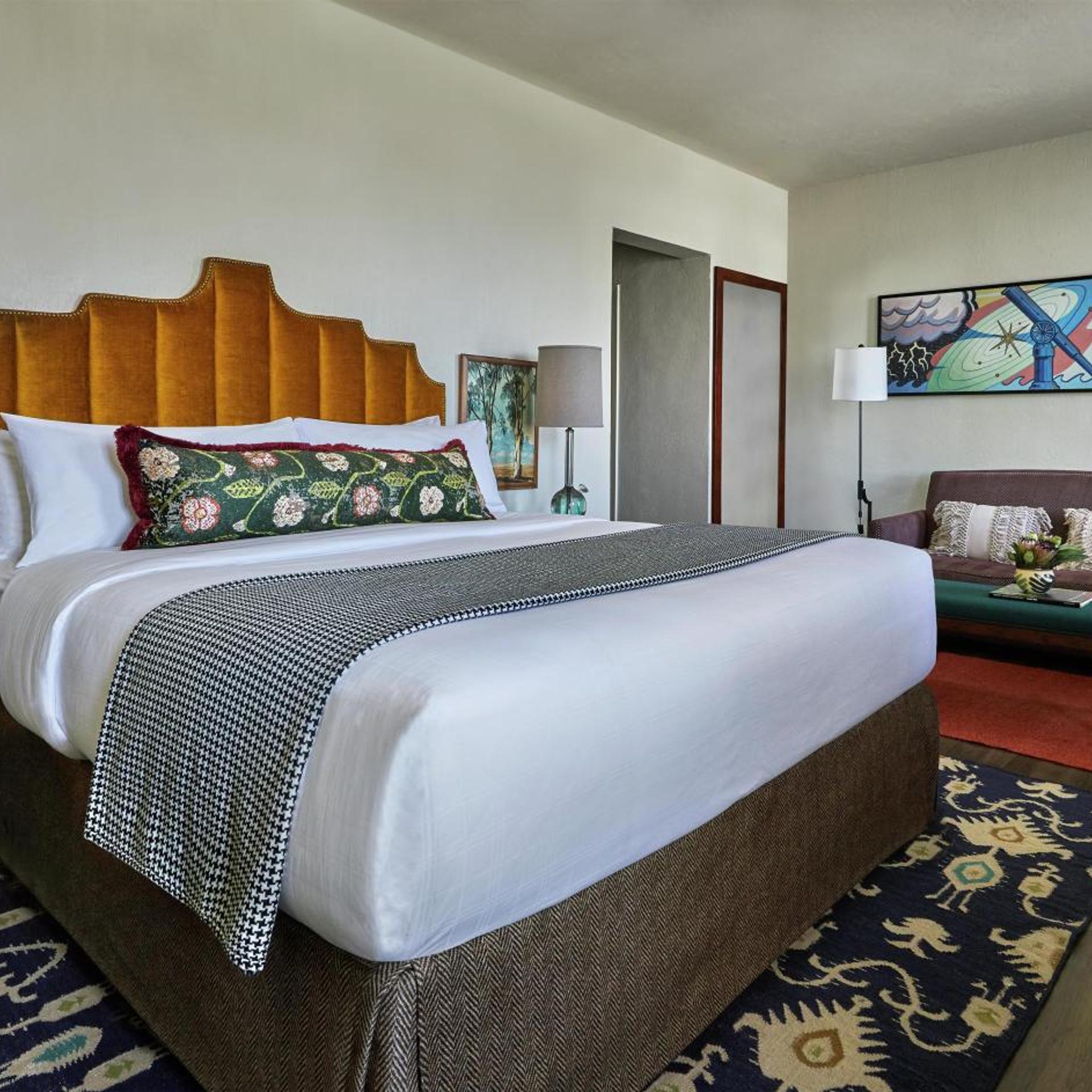 Graduate, King Bed, Large