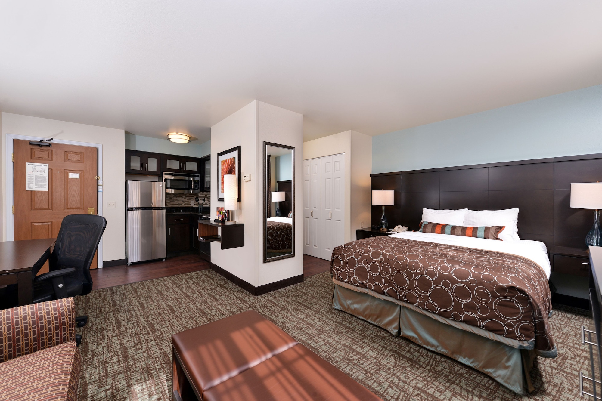STUDIO, SUITE, QUEEN BED, KITCHEN
