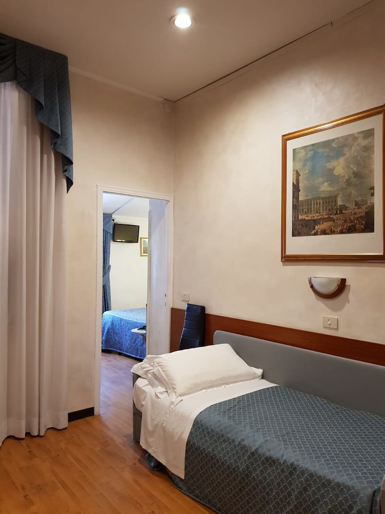 Hotel Julia 12/66