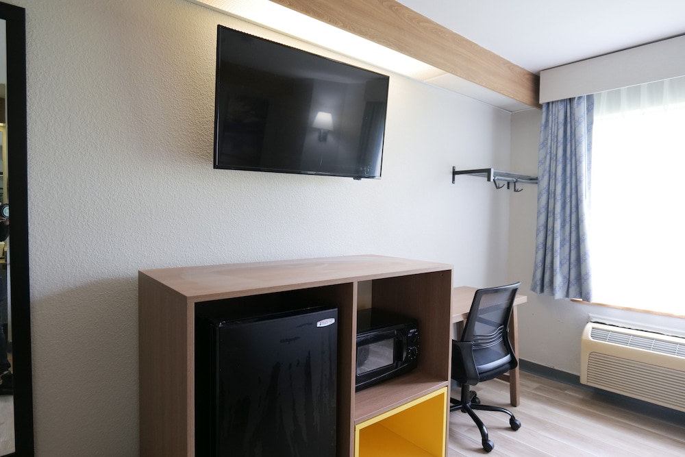 Days Inn By Wyndham Flint/Bishop International Airport 32/41