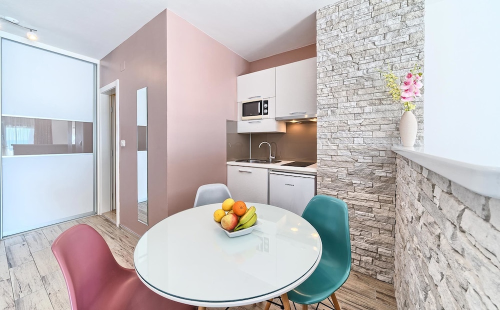 Stipe Aparthotel 59/81