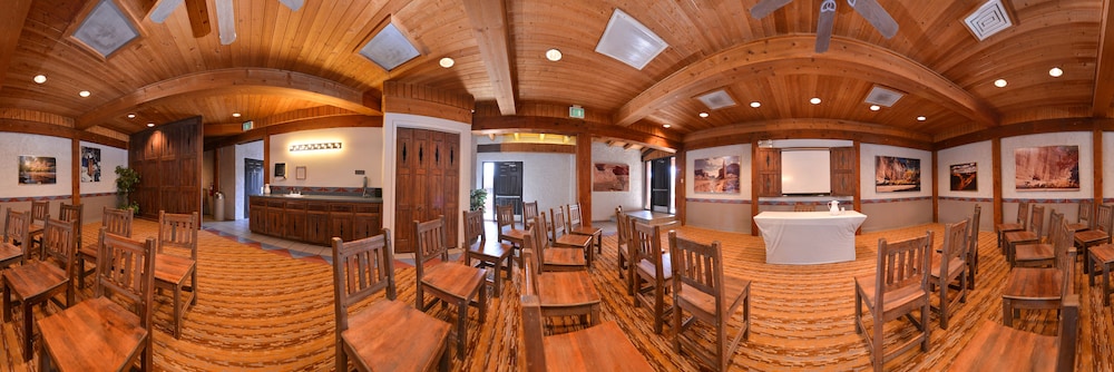 Thunderbird Lodge 28/48