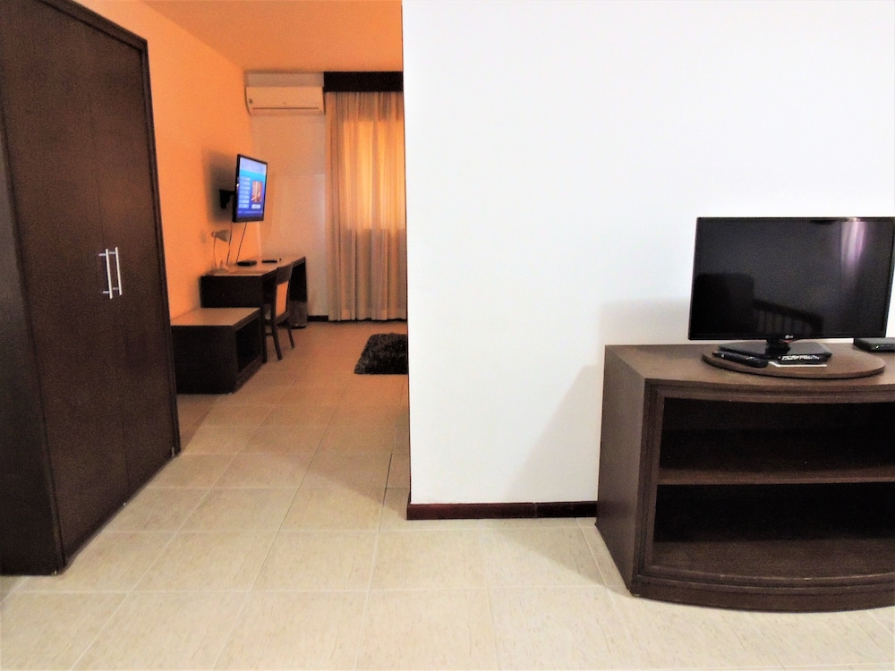 Mondrian Suite Hotel 63/82