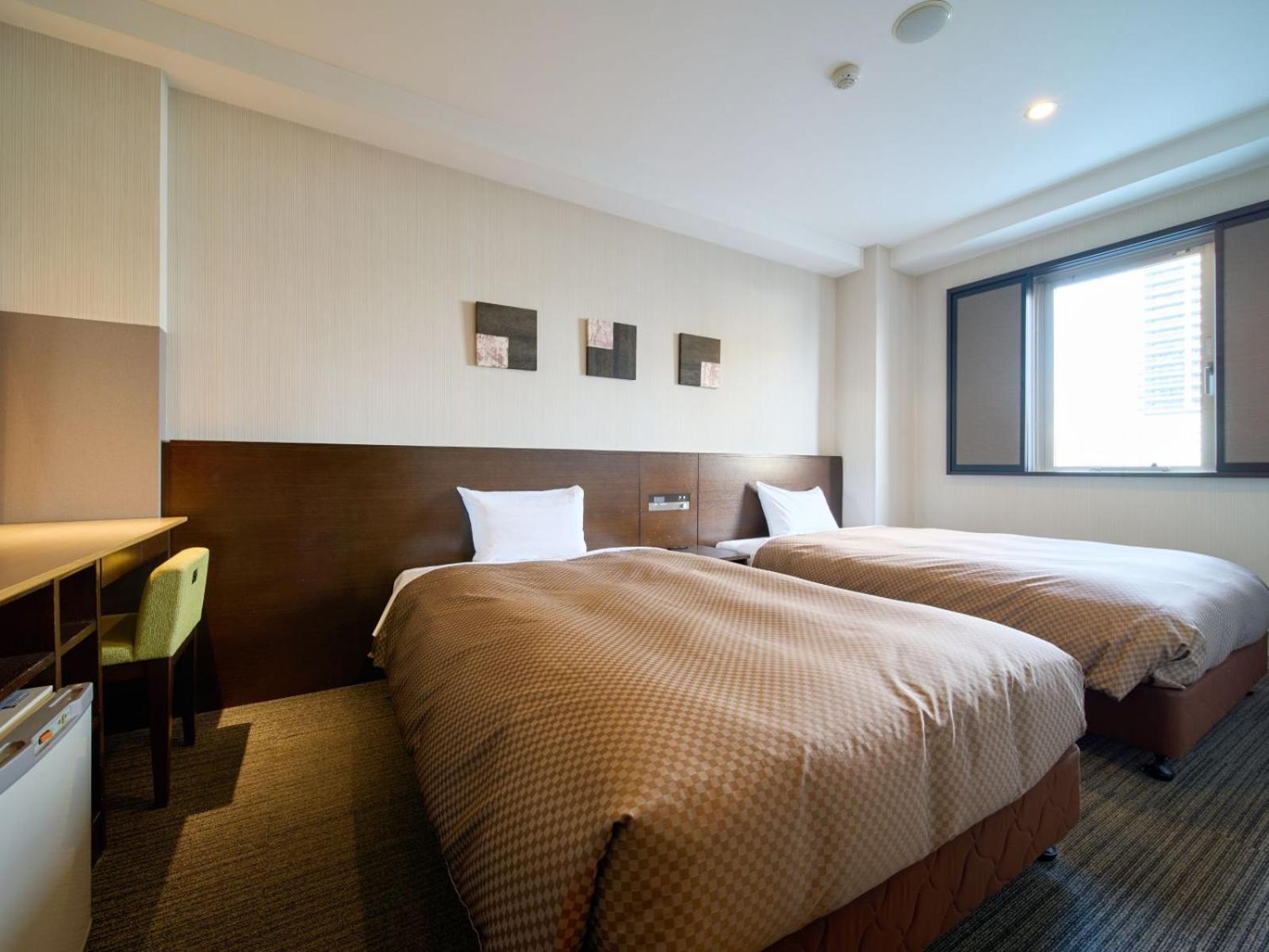 Universal, Twin Beds