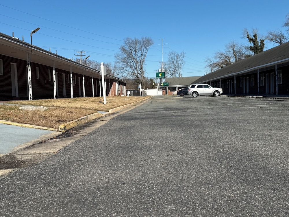 Economy 7 Inn Hampton W Pembroke 58/64