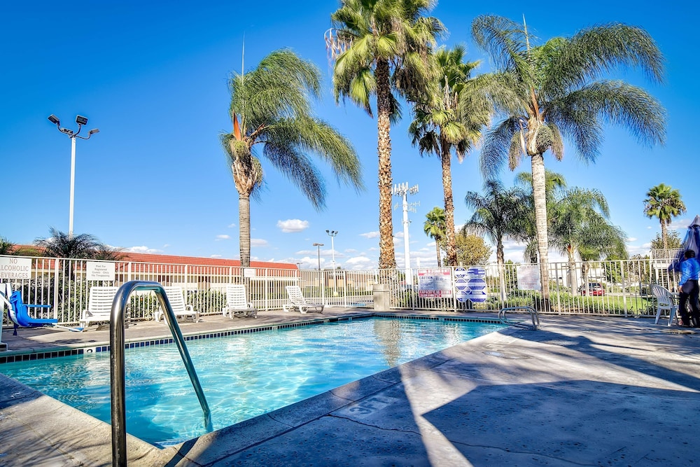 Motel6 Riverside, CA - South 39/51