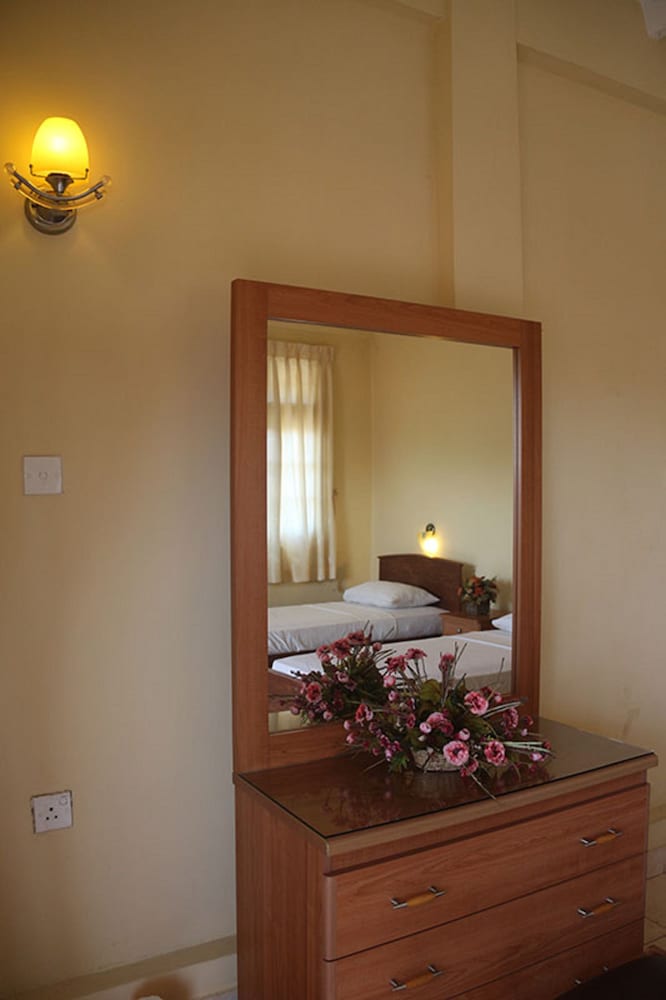Red Rose Hotel 30/30