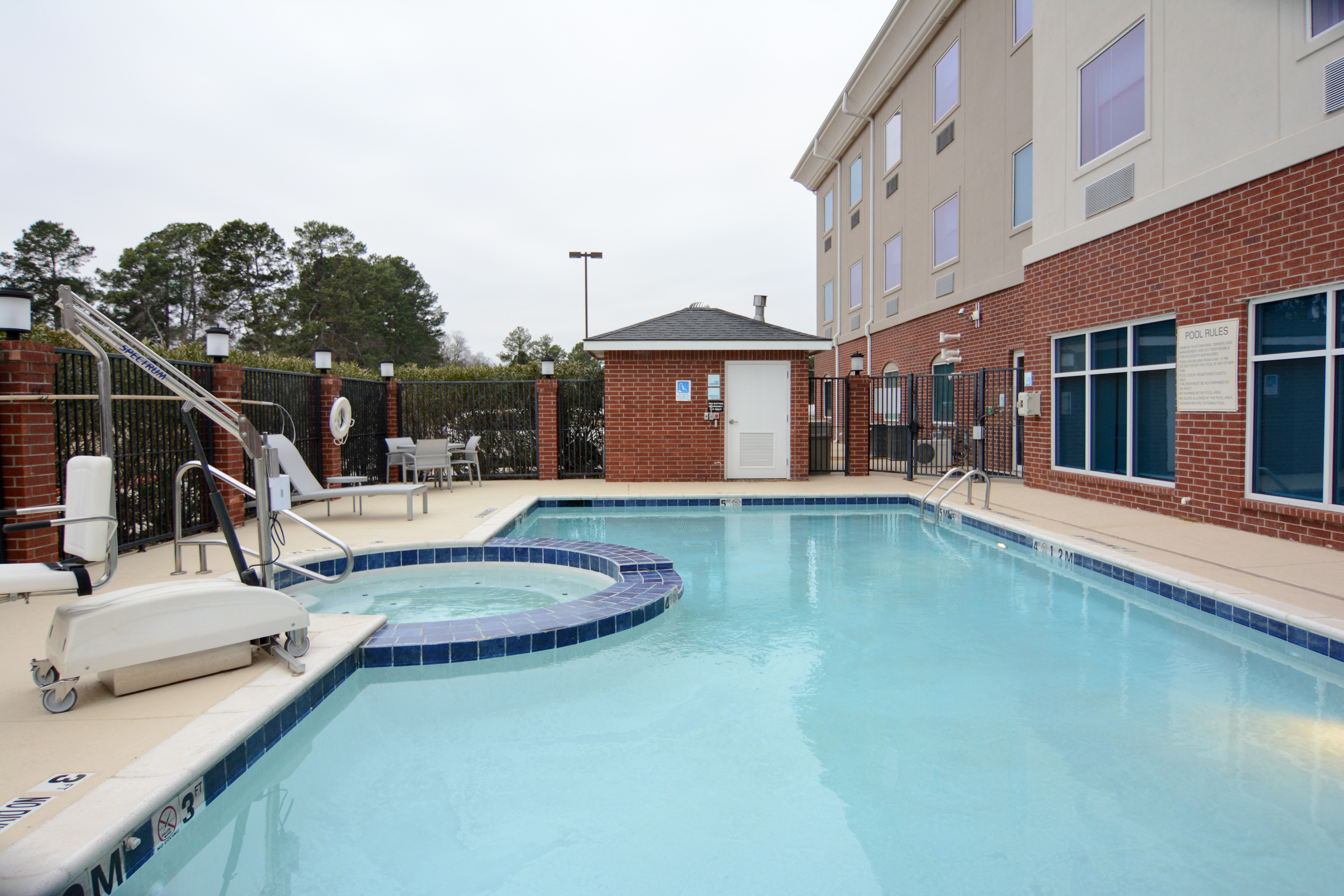 Holiday Inn Express Suites New Boston 50/51