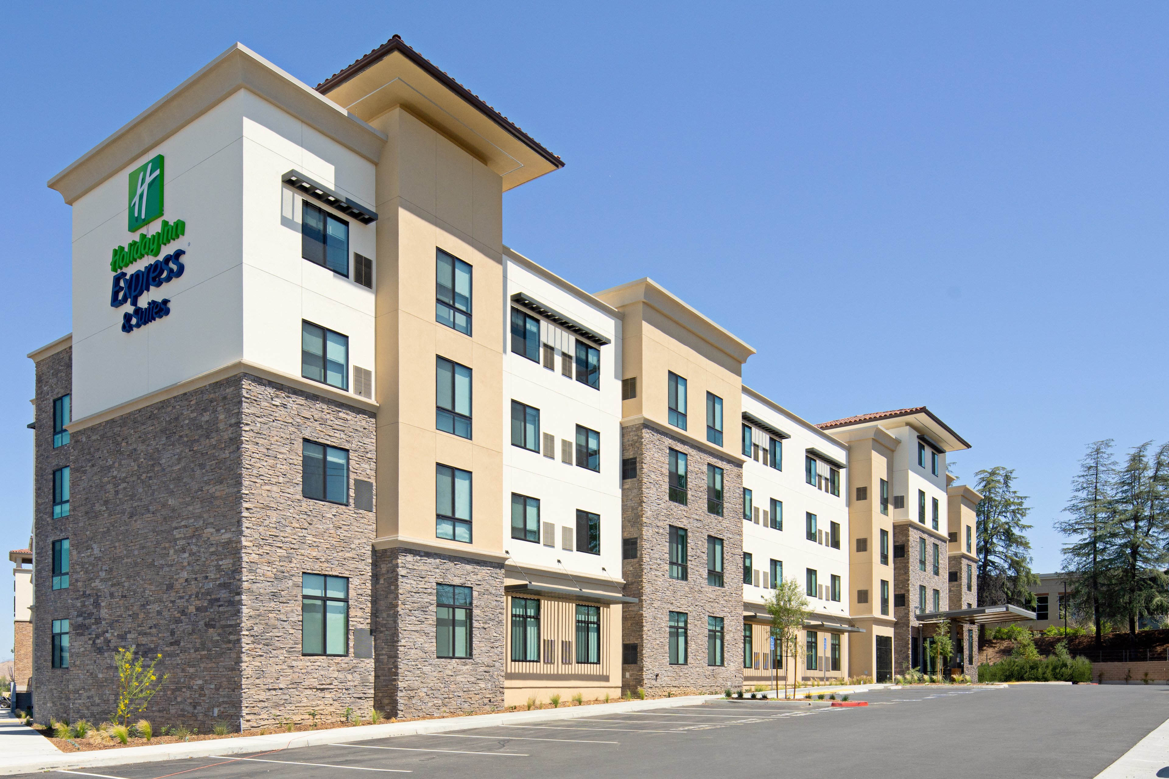 Holiday Inn Express Suites Valencia Santa Clarita 52/63