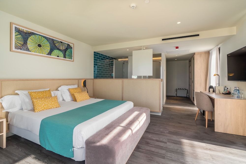 MY FAVORITE CLUB, DOUBLE BED, SEA VIEW, BALCONY