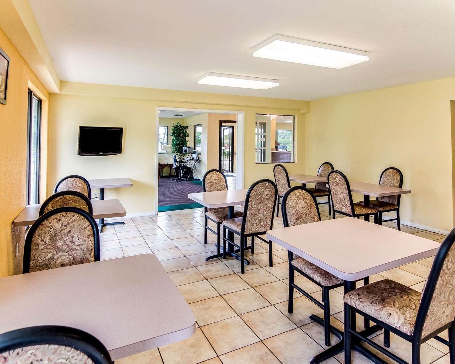 Rodeway Inn & Suites Hwy 290 NW 9/14