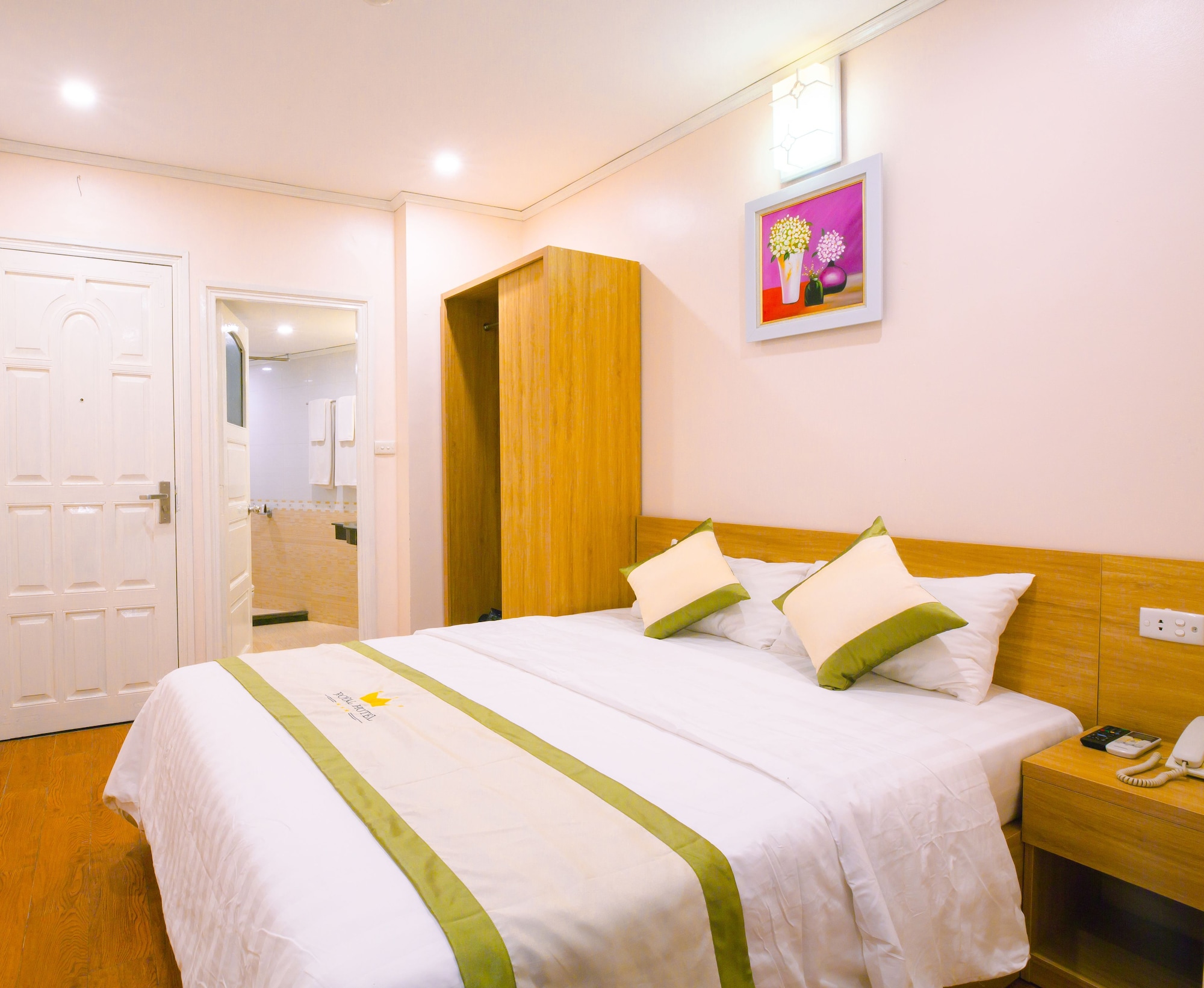 SUPERIOR, QUEEN BED