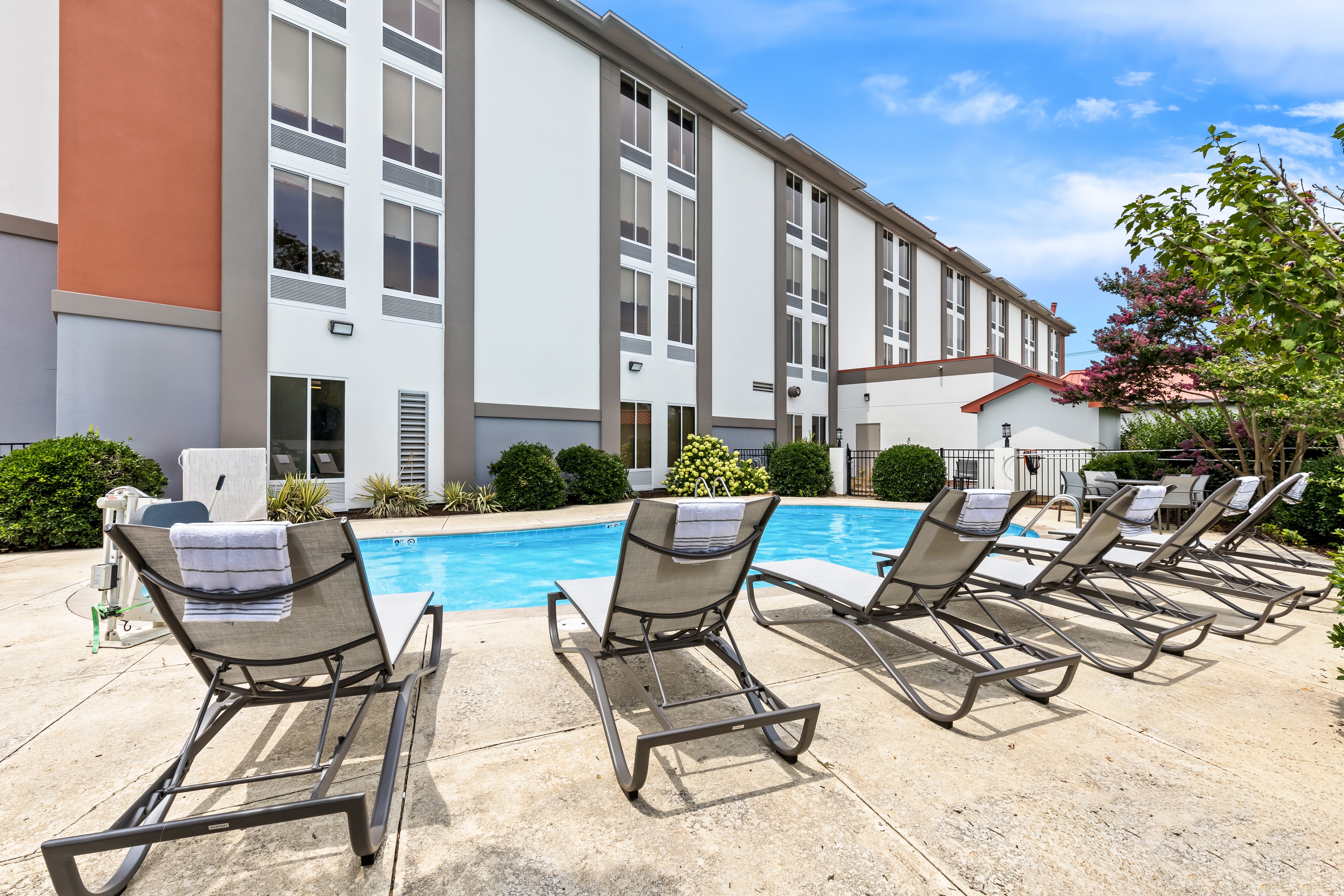 Holiday Inn Express Nashville-Hendersonville 37/41