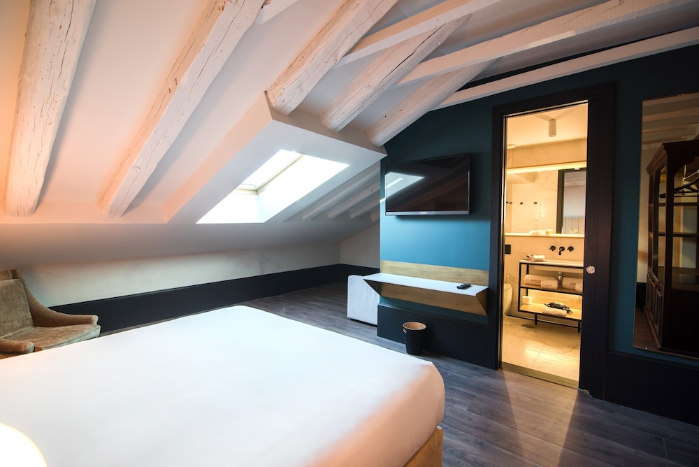 ROOM, TRIPLE
