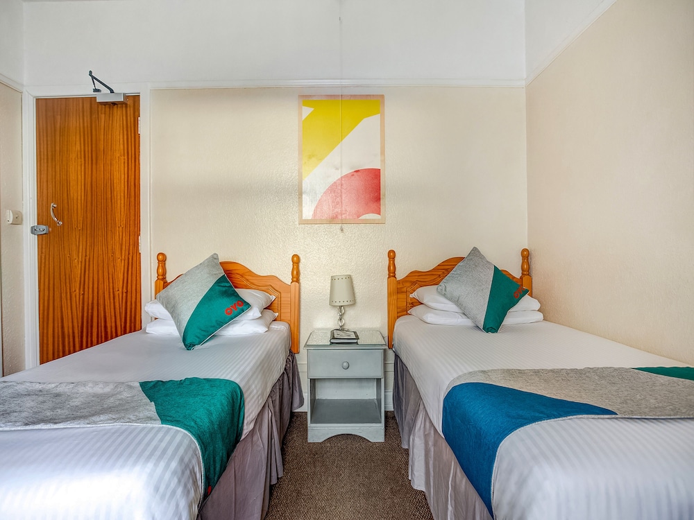 Oyo Godolphin Arms Hotel 43/67