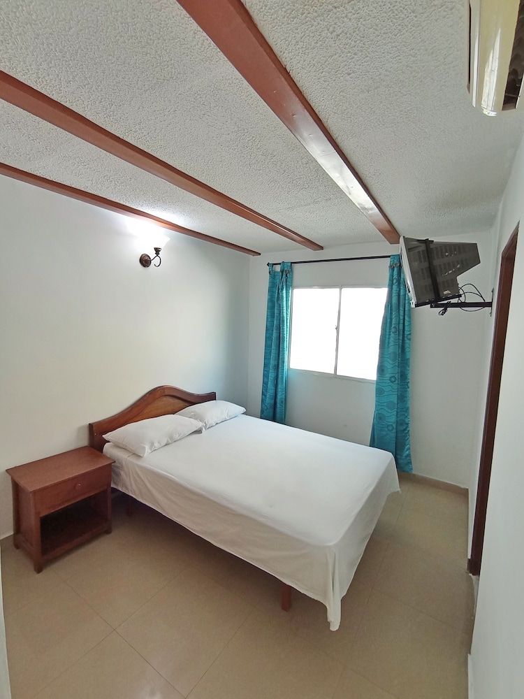 Hotel Brisas Marinas 4/28