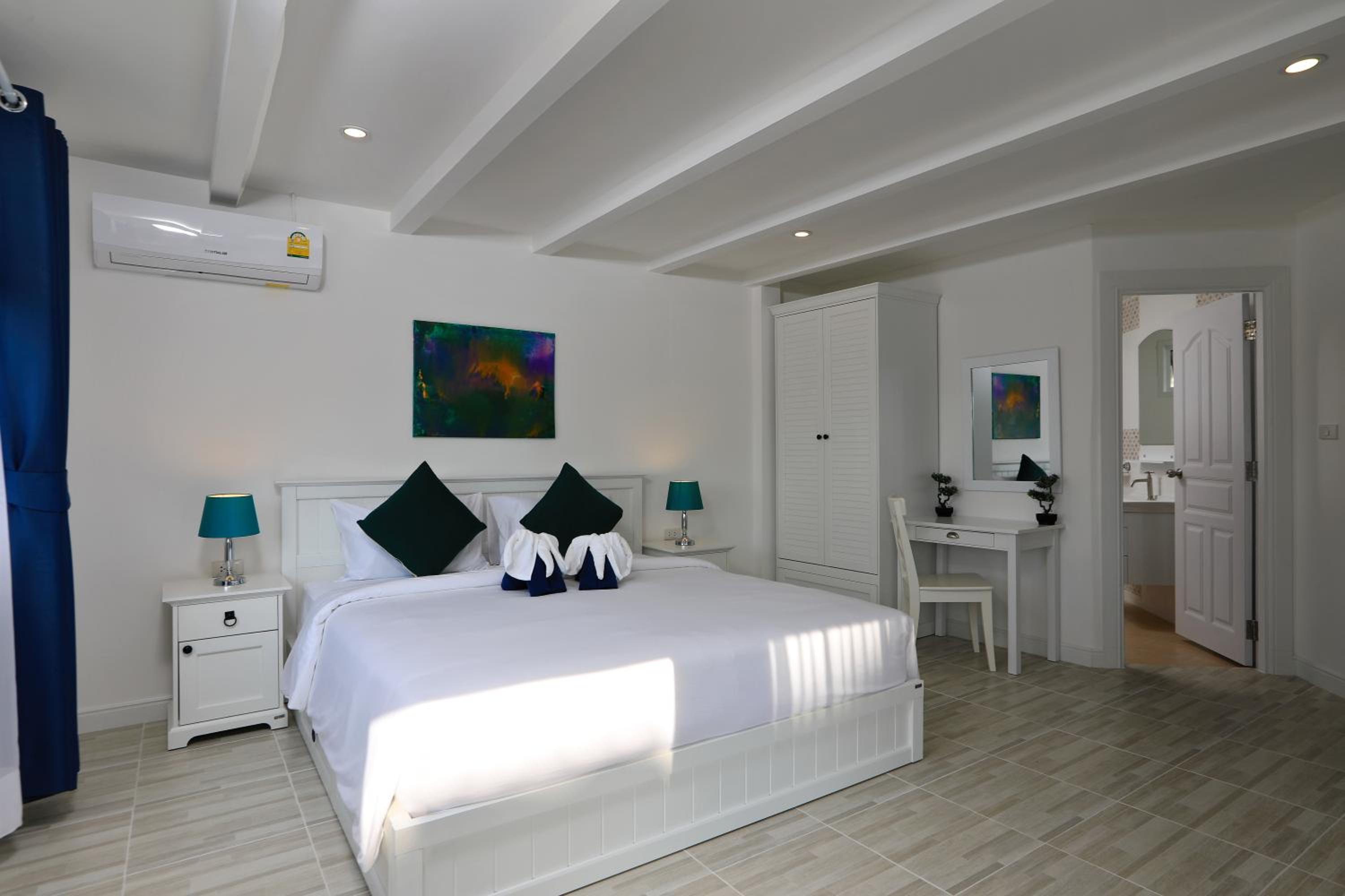 Deluxe, Sea View
