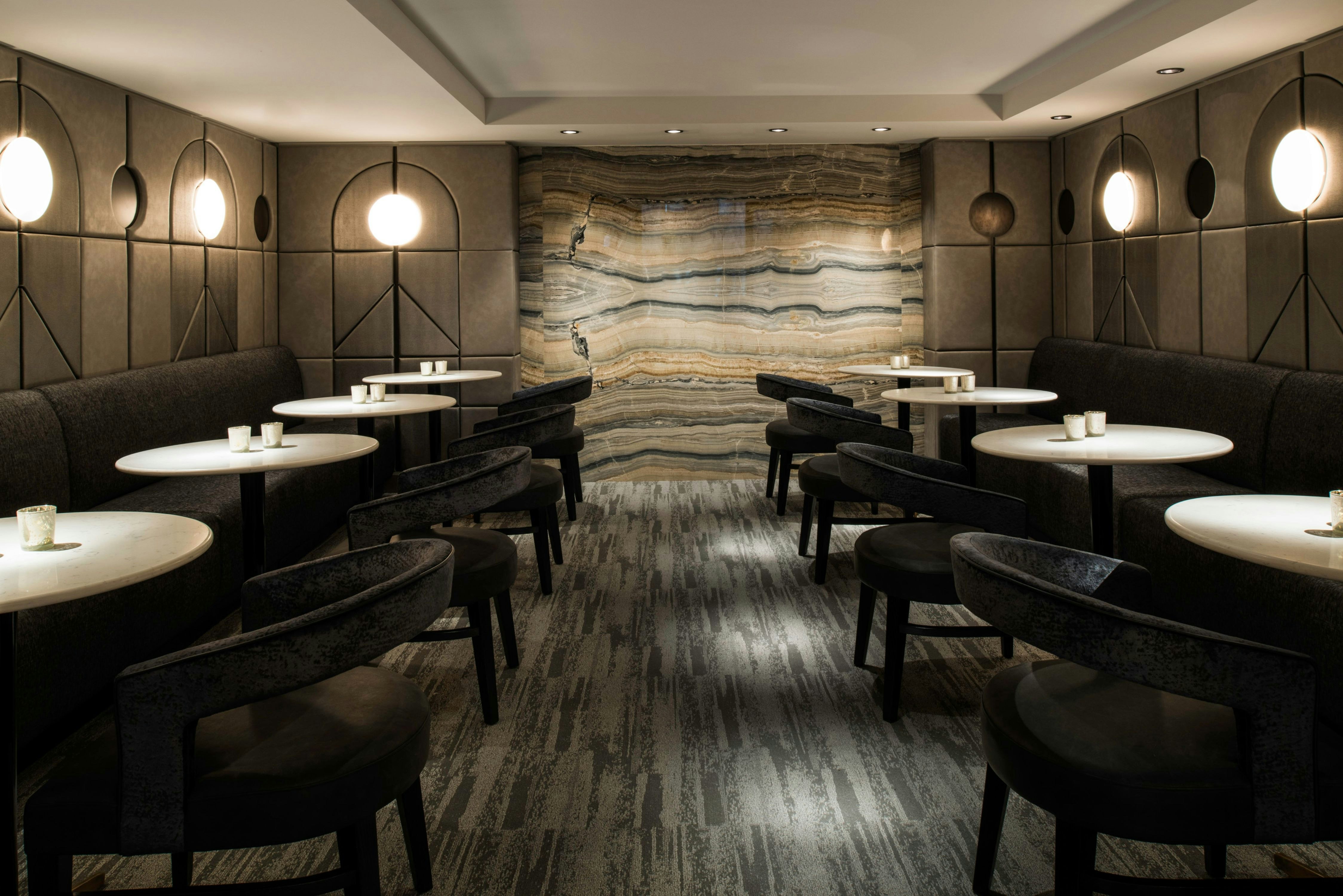 Londonhouse Chicago Curio Collection By Hilton 33/50
