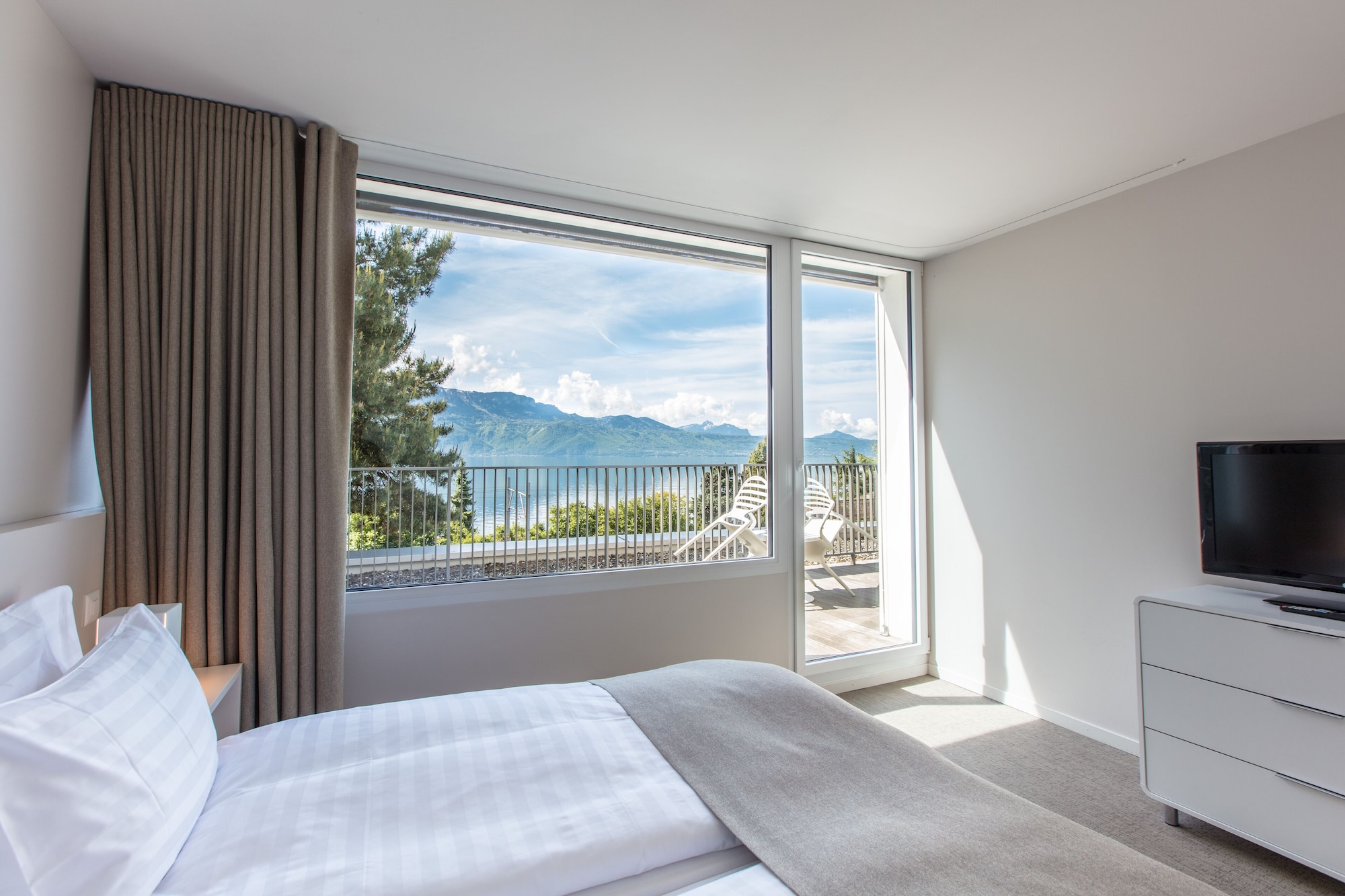 2 BEDROOMS, APARTMENT, LAKE VIEW