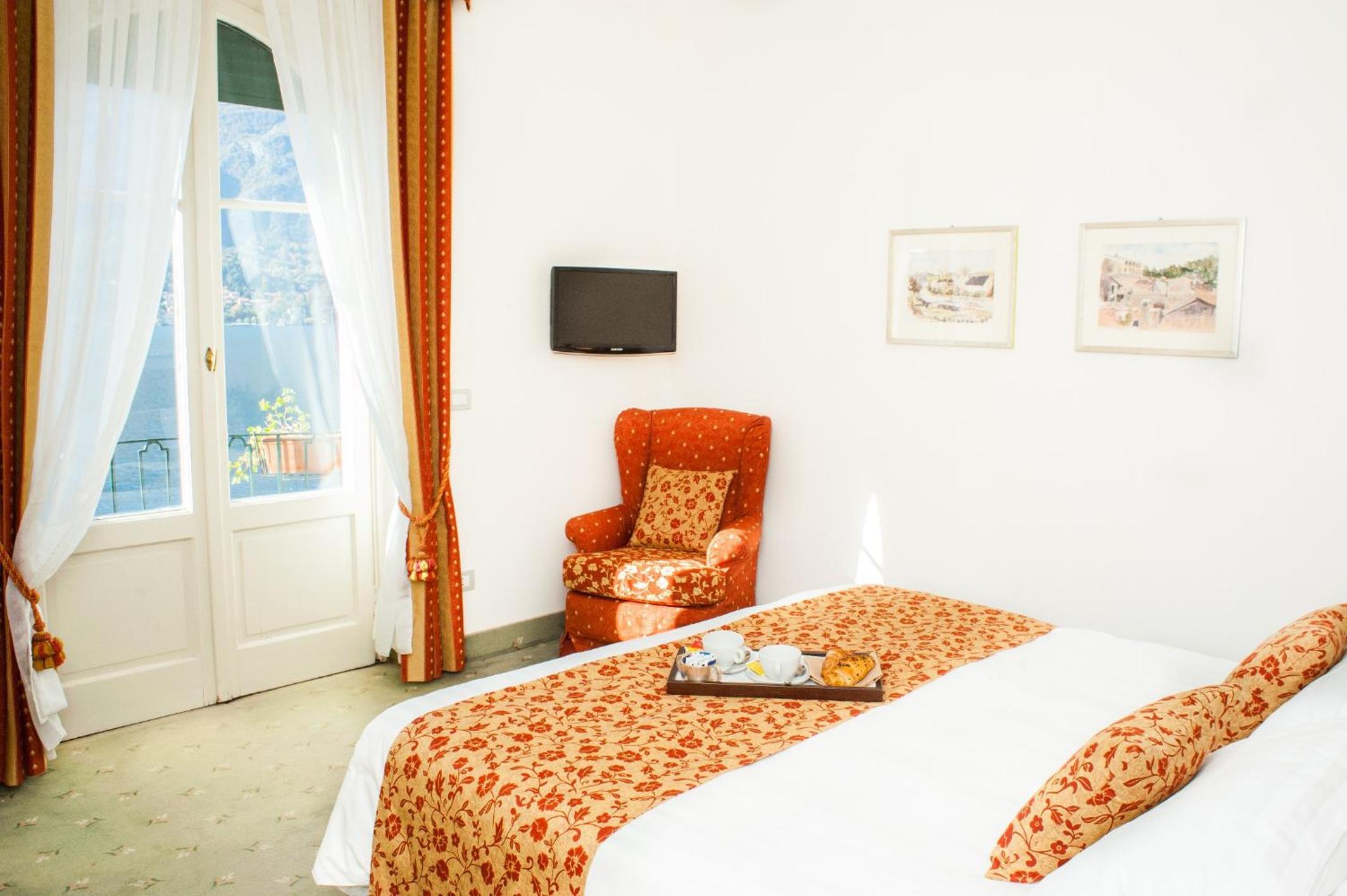 Deluxe, Double or Twin Bed, Partial Lake View