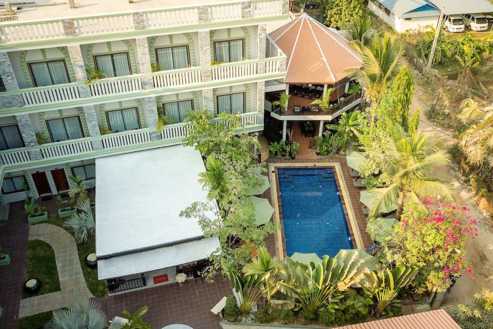 Reveal Courtyard in Reveal Angkor 6/60