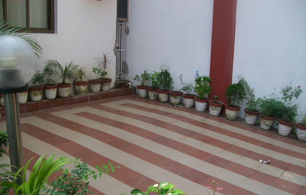 Hotel Viraat Inn 7/50