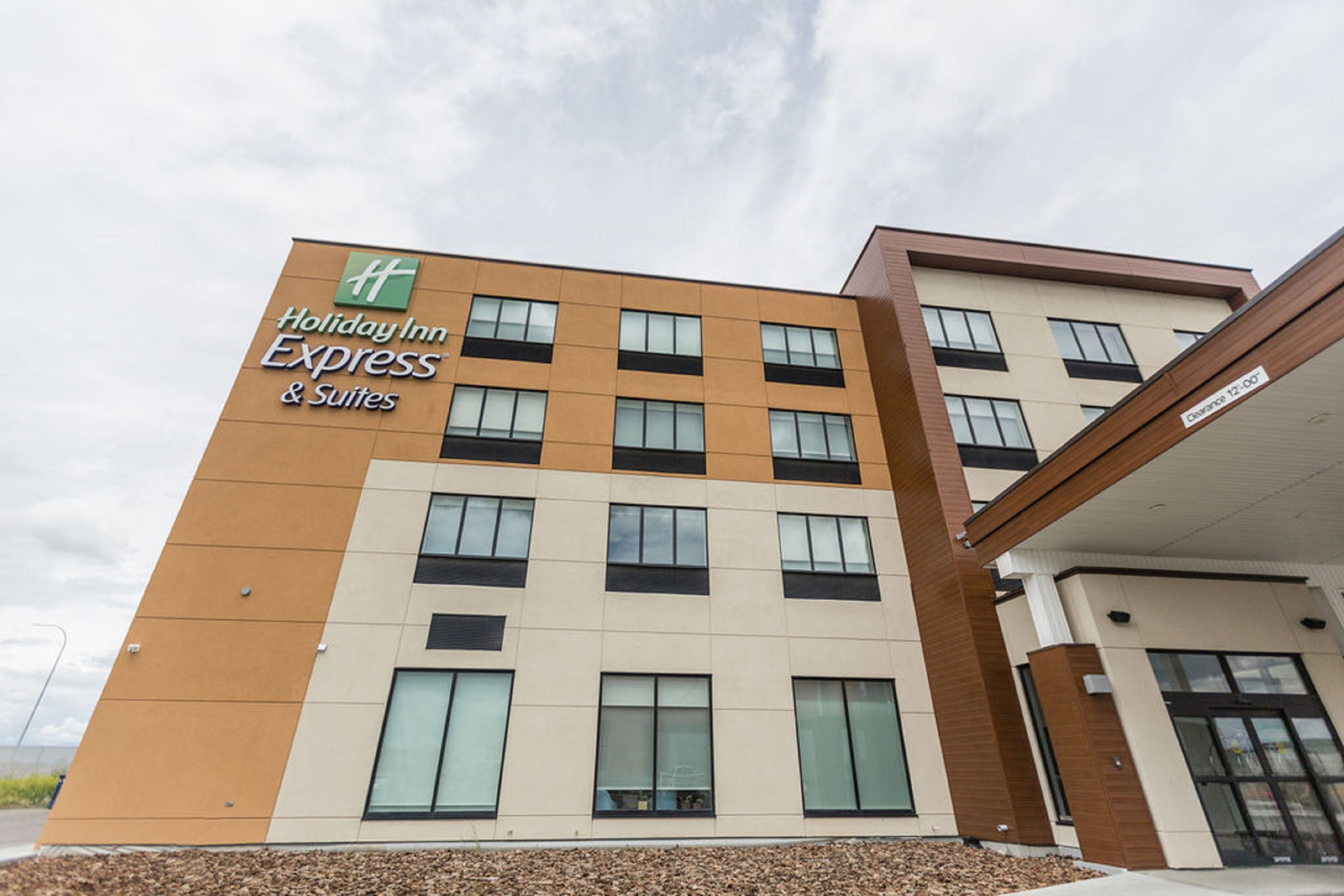 Holiday Inn Express Suites Edmonton N St Albert 2/72