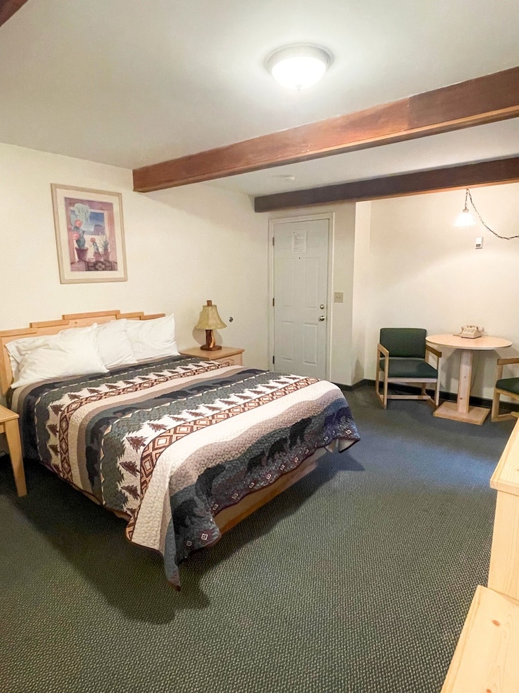 Spirit Lake Lodge and Snowmobile Rentals 14/63