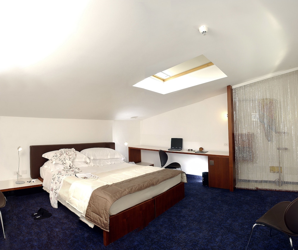 Black Hotel Rome 17/60