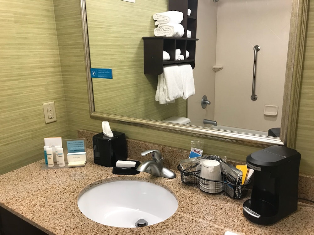 Hampton Inn Evansville Airport 5/70