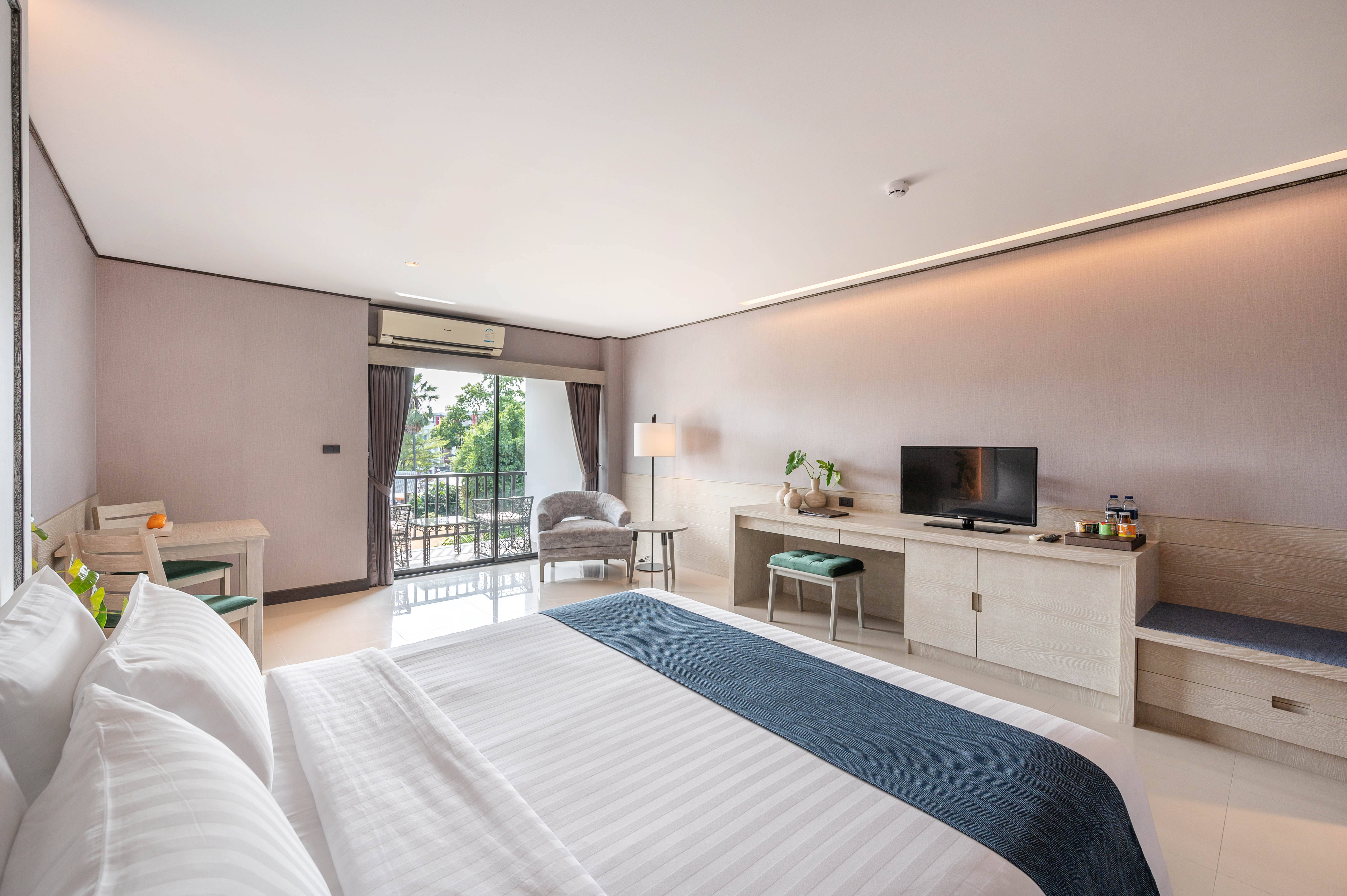 DELUXE ROOM