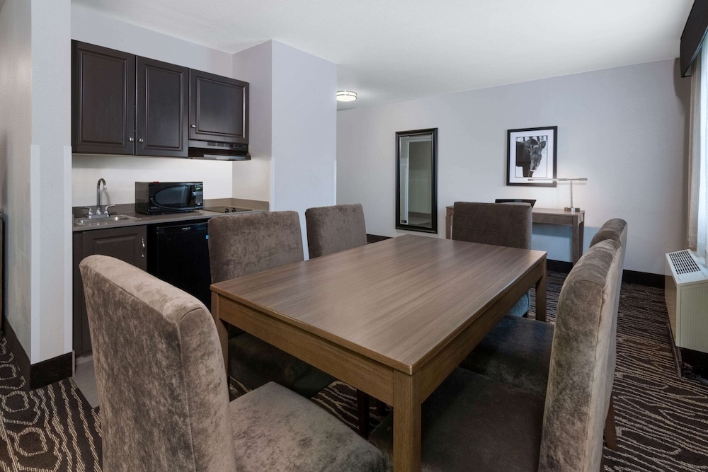 La Quinta Inn & Suites by Wyndham Fairbanks Airport 37/50