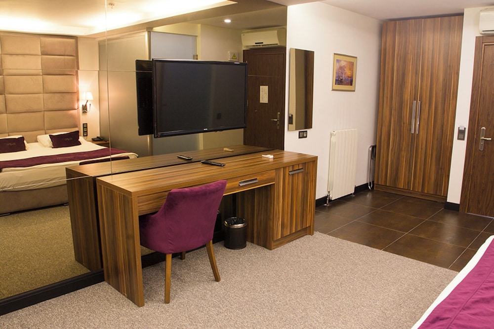 The 22 Hotel 40/50