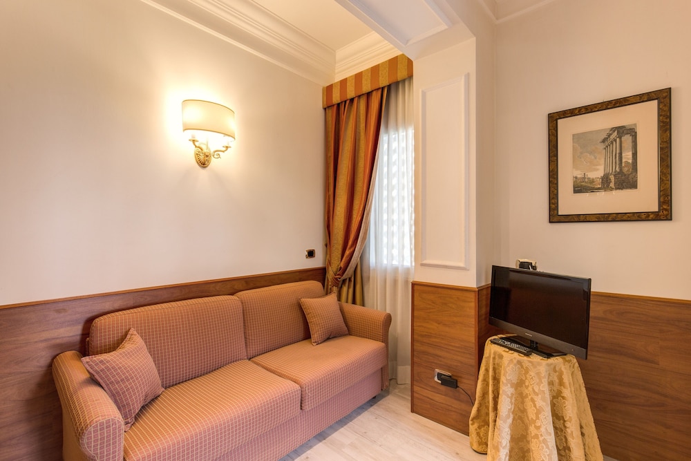 Pinewood Hotel Rome 48/70