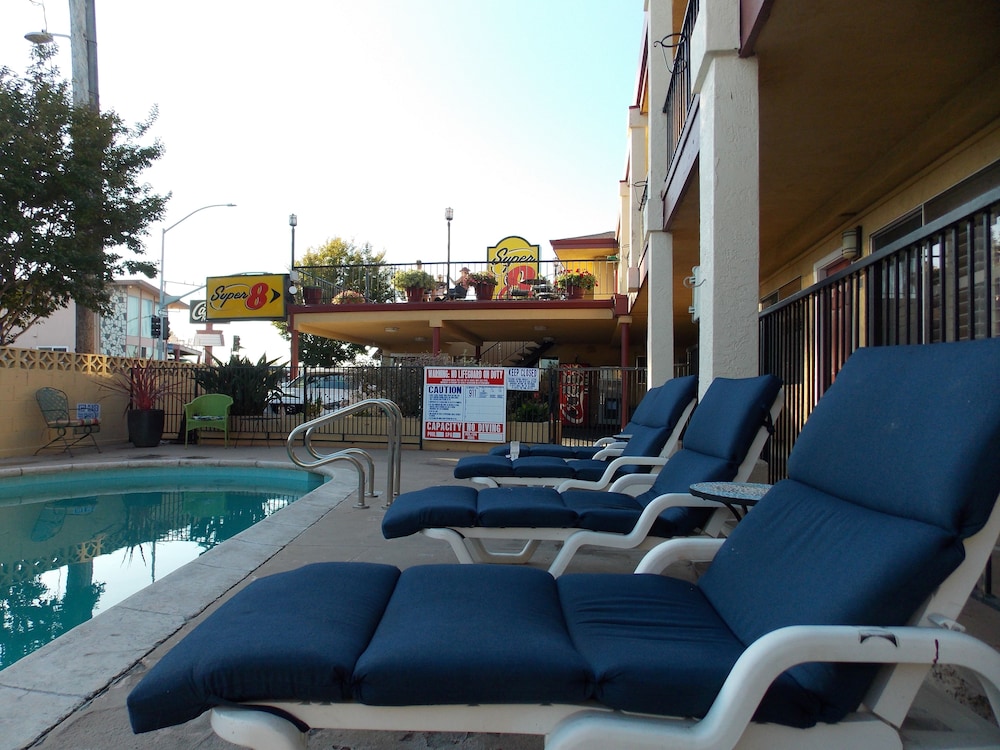 Super 8 by Wyndham Santa Cruz Beach 26/31