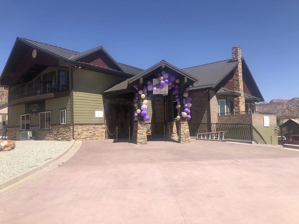 Zion Cliff Lodge 40/50
