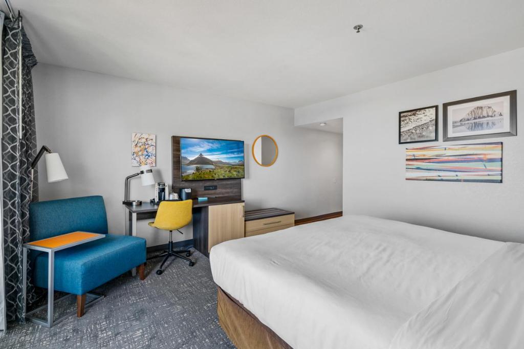 Petite, Queen Bed