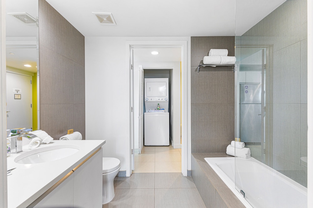 شقة بسرير كينج وسرير فردي بإطلالة على المدينة بشرفة بغرفة نوم واحدة مع أريكة، Dharma Home Suites Miami At Monte Carlo 10/10