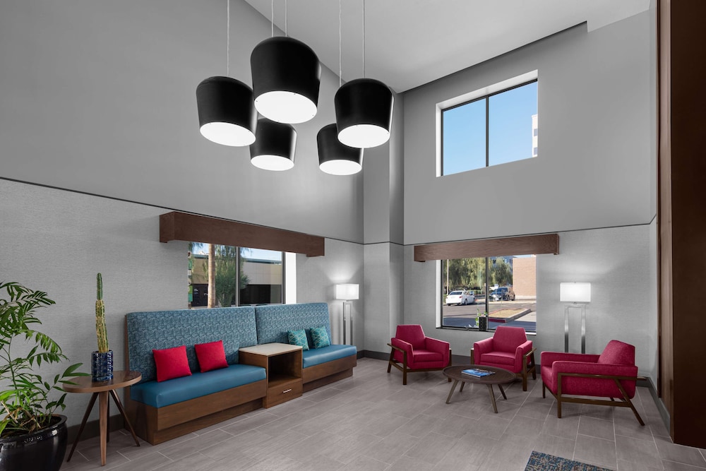Hampton Inn Phoenix Biltmore 30/43