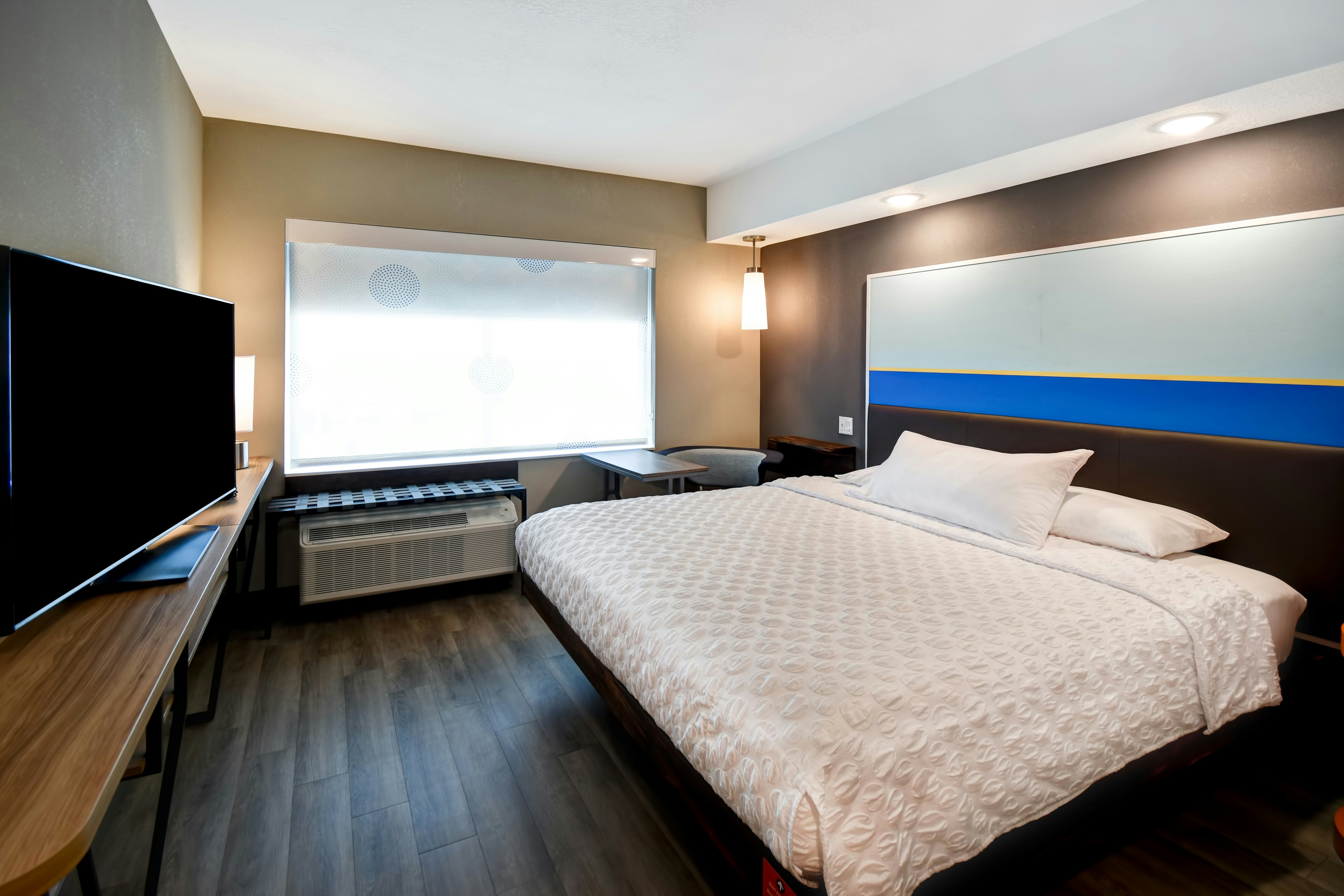 ROOM, KING BED