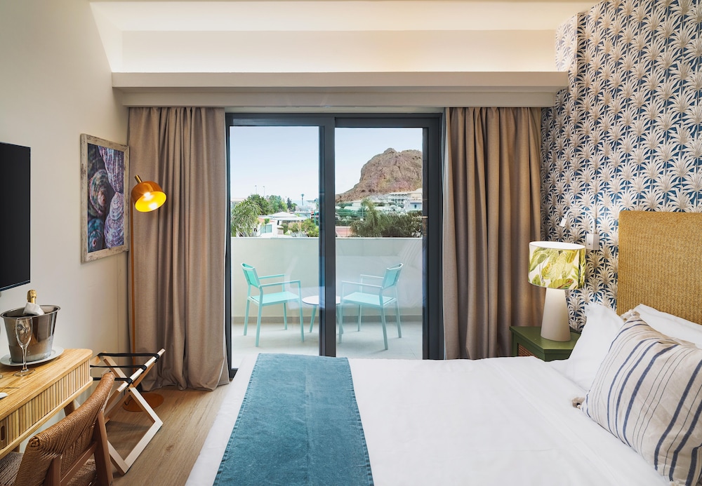 DELUXE, DOUBLE OR TWIN BED, POOL VIEW
