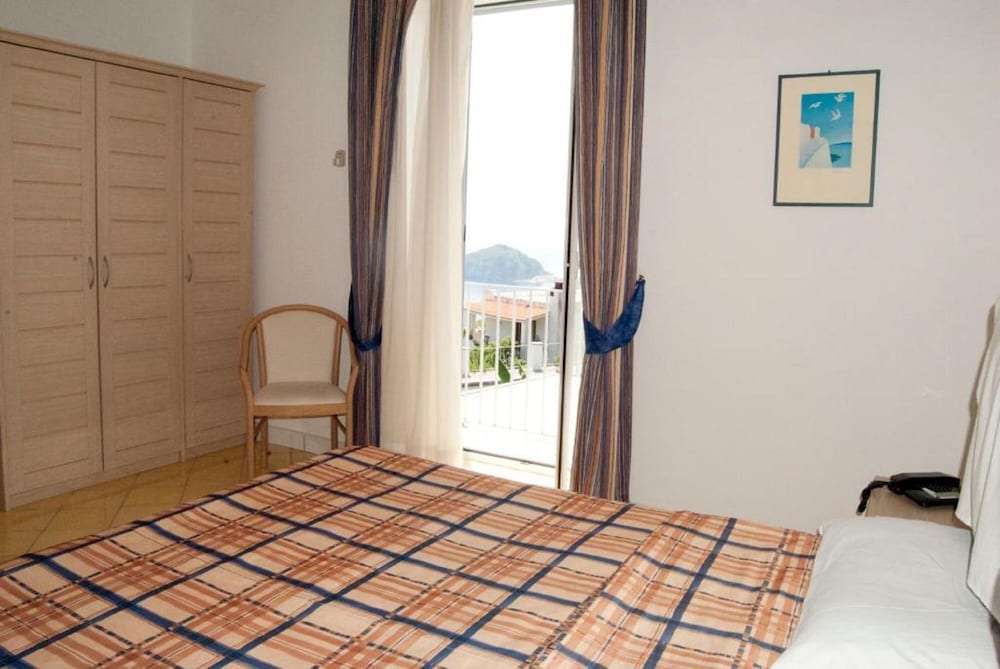 ROOM, DOUBLE OR TWIN BED, SEA VIEW