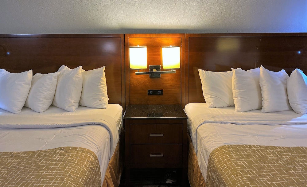Travelodge By Wyndham Bloomington 36/62