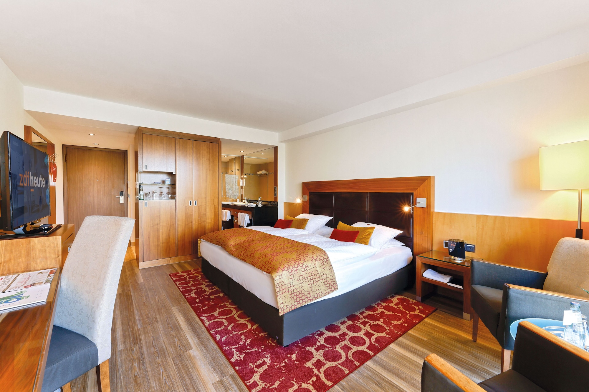 Park, Studio, Queen Bed, Favorite Parkhotel 3/5